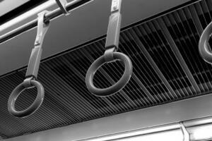 「ぶつかってくるな！」満員電車で突然の怒号　責められた女性が駅で降り、警察官に事情を説明するまで