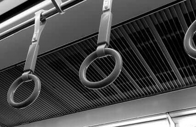 「ぶつかってくるな！」満員電車で突然の怒号　責められた女性が駅で降り、警察官に事情を説明するまで