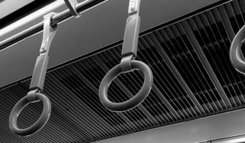 「ぶつかってくるな！」満員電車で突然の怒号　責められた女性が駅で降り、警察官に事情を説明するまで