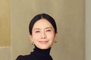 中谷美紀、ボーダーT×オーバーオールで...ラフな姿がステキ限界突破　「素敵な笑顔」「若々しくて美しい」