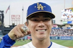 ドジャース山本由伸、世界的キャラクターと抱き合い...ニッコリ　「かわいすぎる」「最高！」