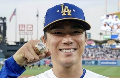 ドジャース山本由伸、世界的キャラクターと抱き合い...ニッコリ　「かわいすぎる」「最高！」