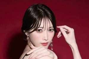 赤井沙希、黒ドレス姿で色気ダダ漏れ...神スタイル炸裂ショット　「エレガントで綺麗」「美しすぎ」