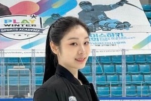 キム・ヨナ、ショーパン×ハイソックスで「激カワ」ショット...変わらぬ美貌にドキっ　「健康的で可愛い」