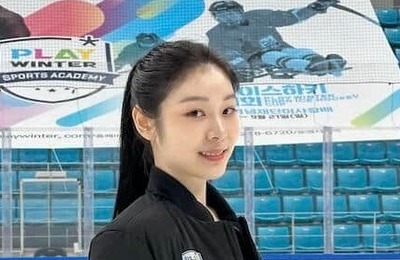 キム・ヨナ、ショーパン×ハイソックスで「激カワ」ショット...変わらぬ美貌にドキっ　「健康的で可愛い」