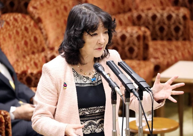 参院予算委で答弁する片山さつき財務相（写真：つのだよしお/アフロ）