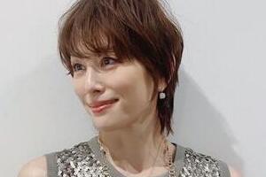 米倉涼子、さわやかデニムのコーデでステキ近影ショット...イヤリングもキラリ　「やっぱり綺麗」「かっこいい」