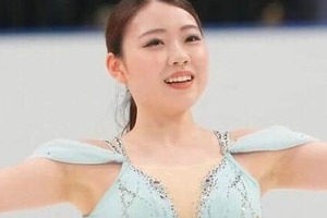 紀平梨花、肩出しオフショルの黒ニットで...笑顔にキュン　「めっちゃ可愛すぎる～！」「大人っぽくてかわいい」