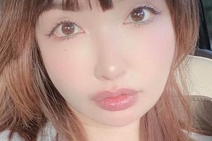 平子理沙、肩出し桜色トップスで色気ダダ漏れ　爆イケなサングラス姿の86歳母との2ショに反響...「かわいい」