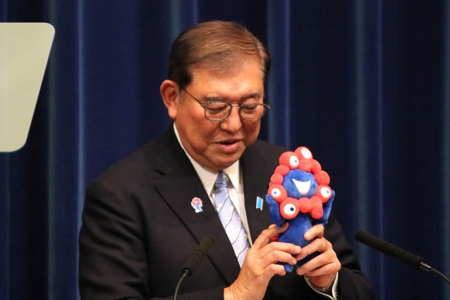 石破茂前首相。25年度予算成立を機に開いた会見では「ミャクミャク」も