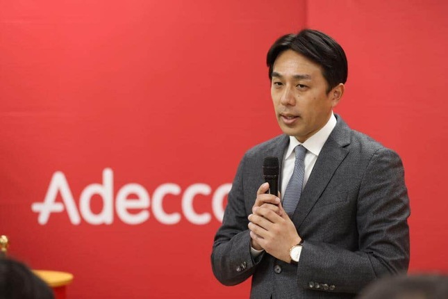 アデコ代表取締役社長・平野健二氏。2026年4月8日の開所式に登壇した