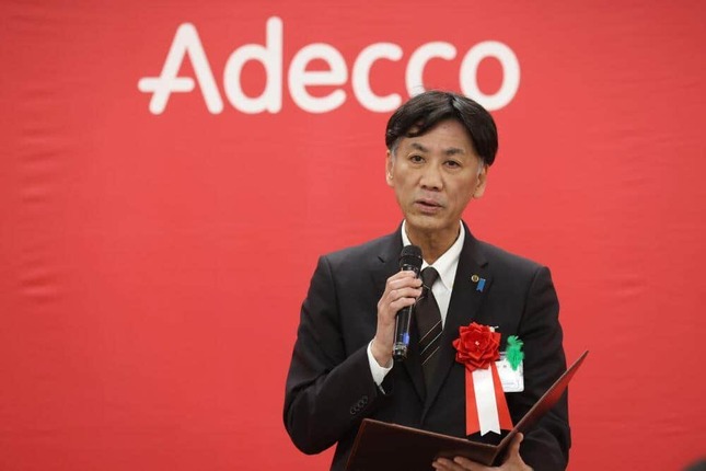 新潟県知事・花角英世氏の祝辞を代読した新潟県庁・新潟県産業労働部長の渡辺憲一氏。2026年4月8日の開所式に登壇した