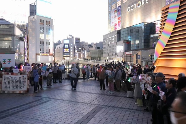 戦争や改憲の反対を訴えるアクション。八王子駅での様子
