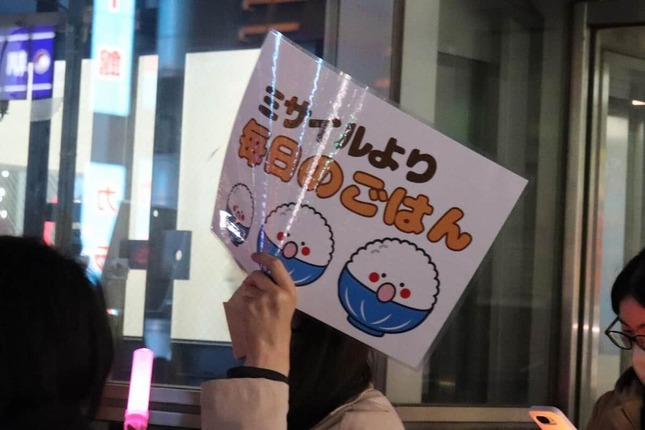 戦争や改憲の反対を訴えるアクション。八王子駅での様子
