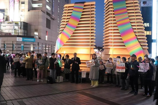戦争や改憲の反対を訴えるアクション。八王子駅での様子
