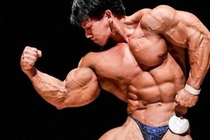 横川尚隆、ガチでエグい...鍛え上げたデカすぎ上半身にあ然　「マジでなにこれ」「どうなっとるんや」