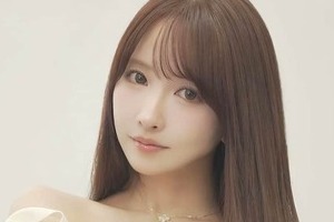 三上悠亜、肩出し純白ワンピあわせ...髪かきあげポージング　「可愛すぎる」「すっごく綺麗」「美しさが神」