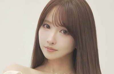 三上悠亜、肩出し純白ワンピあわせ...髪かきあげポージング　「可愛すぎる」「すっごく綺麗」「美しさが神」