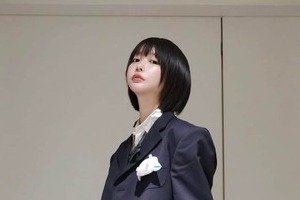 あのちゃん、タイトなミニ丈ドレス姿で...すらり神スタイル炸裂　脚をクロスさせたポージングで