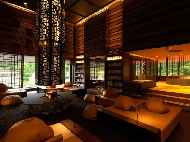 「ニセコ昆布温泉 鶴雅別荘 杢の抄」のラウンジ（リリースより）