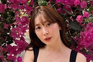 小嶋陽菜、ショーパン×ピンクの肩出しトップスで神スタイル炸裂　「いつ見ても美しい」「スタイル良すぎ」