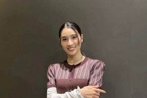 土屋太鳳、白パーカー×黒スーツ姿ですらり神スタイル...美しい「蹴り」に反響　「超かっこいい！」「綺麗すぎ」