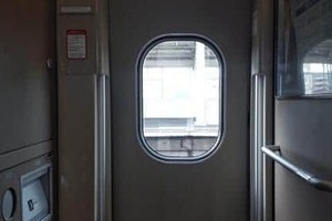 新幹線で激しいタイピング音と座席トラブル　明らかにイライラ→車内に緊張走るも...空気が一気に和らいだ理由