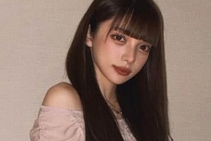 広島カープ・小園海斗のモデル妻、ミニ丈コーデで試合観戦へ　「かわいい～」「あまりの可愛さに2度見」