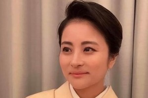 6代目・中村勘九郎の妻...前田愛、シアーなトップスあわせてニコっ...息子たちの入学式へ　「変わらず美しい」