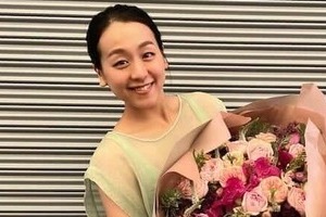 浅田真央、イケメンと密着ハグ2ショット　レアなメガネ姿のラフなスタイルで...「たのしそーー」
