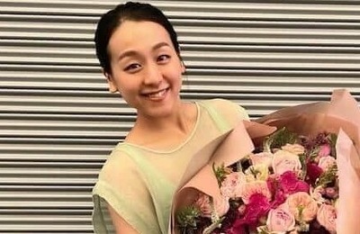 浅田真央、イケメンと密着ハグ2ショット　レアなメガネ姿のラフなスタイルで...「たのしそーー」