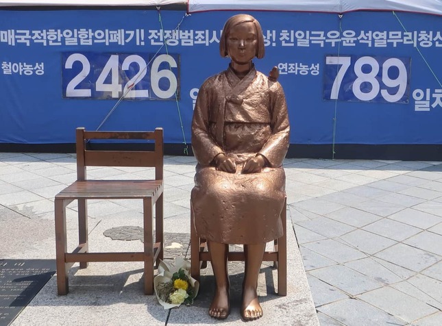 「ジョニー・ソマリ」ことイスマエル・ラムジー・カリド被告は、慰安婦像にキスするなどの奇行でも問題になっていた（写真は2022年撮影）