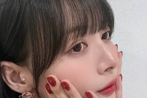 「役満ボディー」岡田紗佳、肩出し花柄ワンピが風になびいて...ドキっ　「美しくて困る」「可愛すぎかよ」
