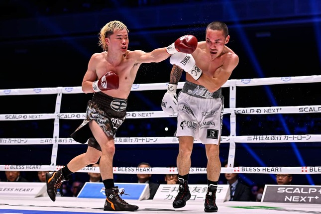 エストラダにパンチを打ち込む那須川（写真：山口フィニート裕朗/アフロ）