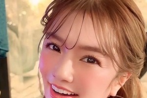 安西ひろこ、ミニスカ×白フリルのブラウス春コーデで...美貌ダダ漏れ　「いつまでも美しい」「本当にいつも綺麗」