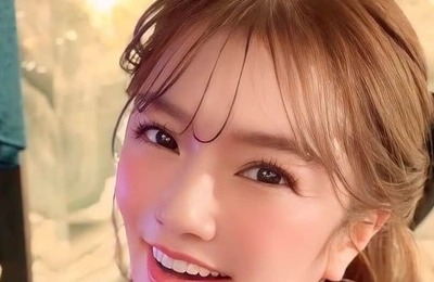 安西ひろこ、ミニスカ×白フリルのブラウス春コーデで...美貌ダダ漏れ　「いつまでも美しい」「本当にいつも綺麗」