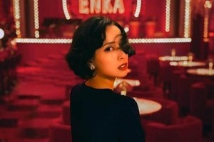 戸田恵梨香、キラキラなゴールドのロングドレス姿で...圧倒的な美貌　凛とした横顔にドキっ