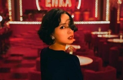 戸田恵梨香、キラキラなゴールドのロングドレス姿で...圧倒的な美貌　凛とした横顔にドキっ