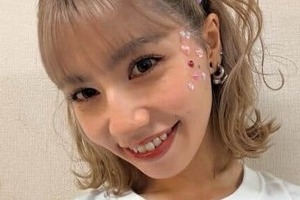 「リンダカラー∞」りなぴっぴ、へそ出しコーデで「激カワ」自撮り　「スタイル良すぎ」「マジで可愛すぎ」