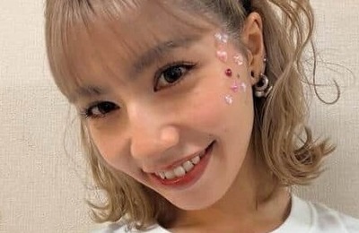 「リンダカラー∞」りなぴっぴ、へそ出しコーデで「激カワ」自撮り　「スタイル良すぎ」「マジで可愛すぎ」