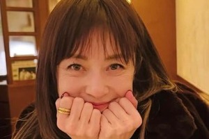 高岡早紀、ネイビーのロングワンピ×爆イケなサングラスで...圧倒的オーラ全開　「マジで美しい」「顔ちっちゃ」