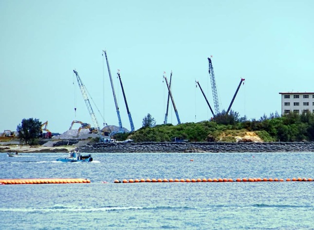 辺野古沖では工事が進んでいる