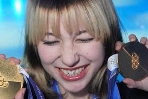 アリサ・リュウ、レトロな雰囲気の肩出しオレンジ色ノースリワンピで　雰囲気変わって「激カワ」ショット