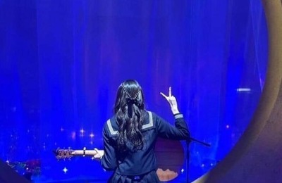 「素顔非公開」tuki．グレーのミニスカで...かわいさ限界突破　「ちなみに2キロ太りました」韓国満喫ショット