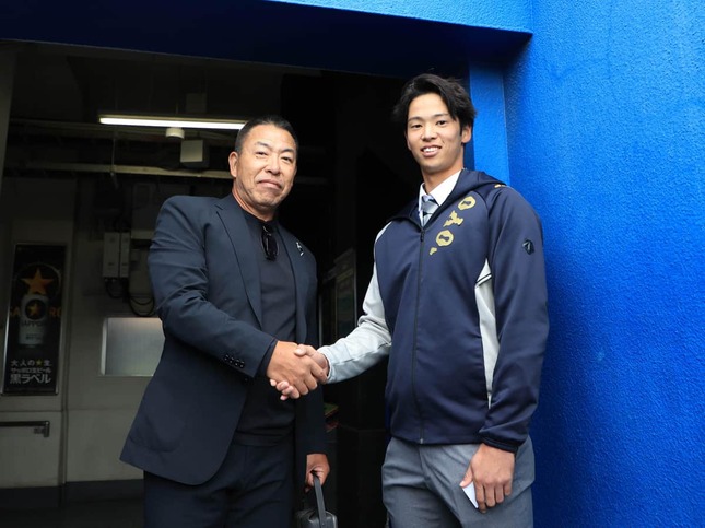 ドラフト6位・花田旭と握手をする井上一樹監督（写真：スポーツ報知/アフロ）

