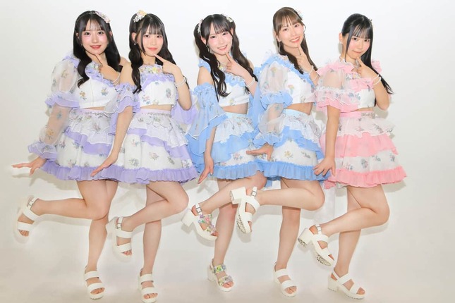 SKE48の新曲「サンダルだぜ」について語るSKE48メンバー。左から相川暖花さん、河村優愛さん、大村杏さん、熊崎晴香さん、伊藤虹々美さん