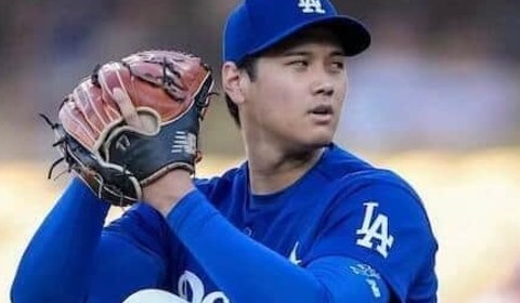 大谷翔平の愛犬デコピン、器用にタッチ＆お座り＆ボール追いかけ...「何でもできる！」　動画が話題に