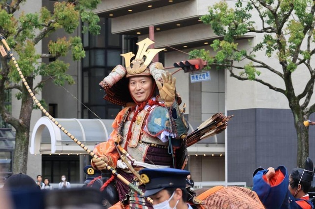 2025年5月、神戸市で斎藤知事への抗議デモが行われた同時刻、楠公武者行列で楠木正成役を務めた斎藤知事