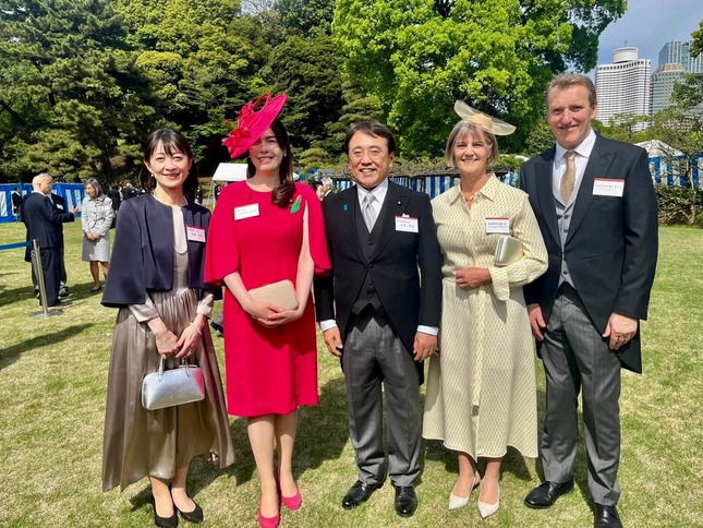 園遊会のドレス姿にも注目が集まった（写真は英国のロングボトム駐日大使のXから）。小野田氏は左から2番目
