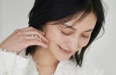 広末涼子、ワンピース姿でソファにたたずみ穏やか表情　地元・高知を訪問...「感謝しかありません」